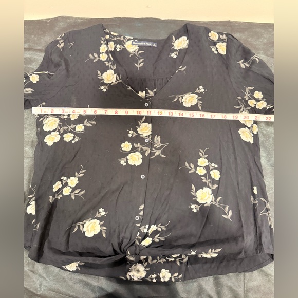 🔥Abercrombie & Fitch Black Floral Blouse Size L EUC🔥 - Picture 5 of 5